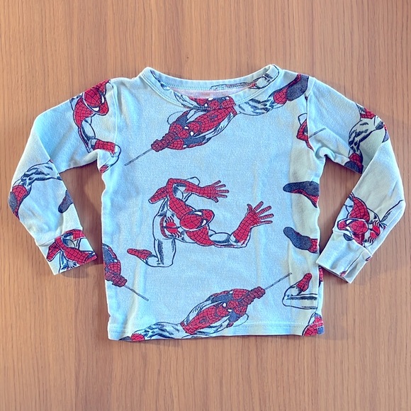 Marvel, 2-sets of Spider pajamas, size 4T, but it runs smaller - Picture 6 of 14